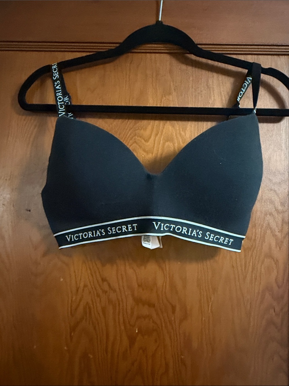 Victoria's Secret Black Logo Wireless lightly lined 32DD